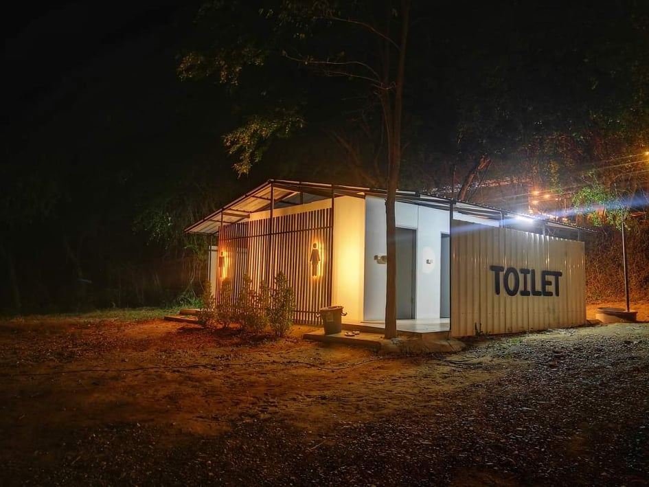 ห้องน้ำบ้านไร่ชายน้ำ จุดกางเต็นท์ Banraichaynam Campsite