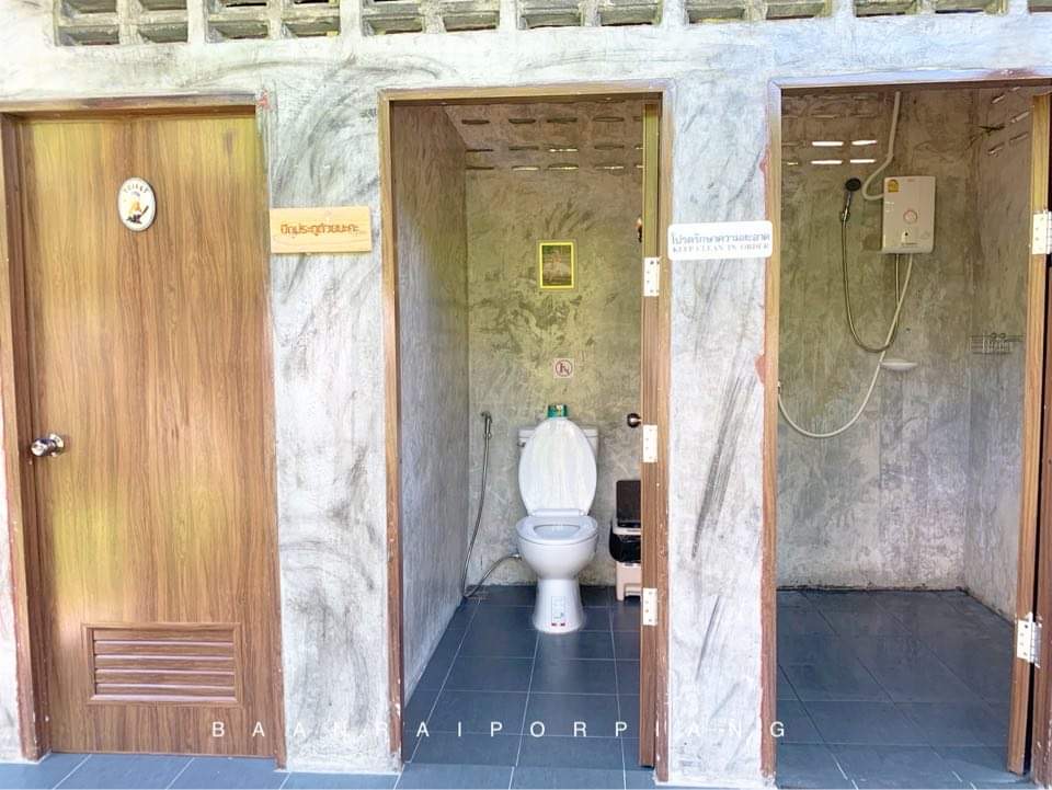 ห้องน้ำบ้านไร่พอเพียง แคมป์ปิ้ง&คาเฟ่ Baan Rai Por Piang Camping